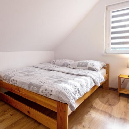 Domek drewniany 7-osobowy z łazienką z dostępem do ogrodu