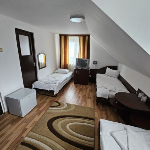 Camera tripla la etaj cu baie