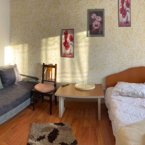 Suita la etaj cu vedere spre grădină cu 2 camere pentru 6 pers.