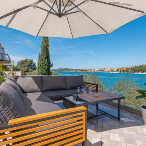 Sea View Family Holiday Home for 9 Persons