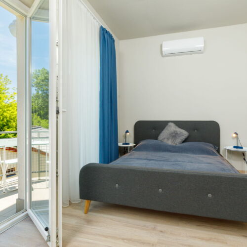 Camera dubla superior cu vedere spre grădină