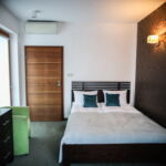 Apartmán s balkónom s klimatizáciou s manželskou posteľou s 1 spálňou