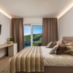 Dreibettzimmer mit Klimaanlage und Aussicht auf das Meer