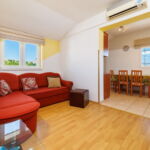 Apartman s klimatizací s terasou pro 4 os. se 2 ložnicemi