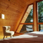 Rekreačný dom (v celku) s manželskou posteľou s výhľadom na les celý dom
