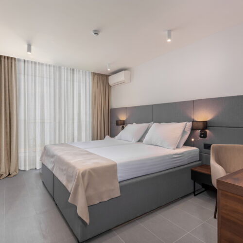 Camera twin standard cu vedere spre parc