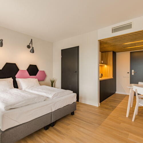 Apartament 2-osobowy z balkonem z łazienką z 1 pomieszczeniem sypialnianym (możliwa dostawka)