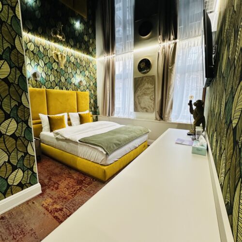 Camera dubla la etaj cu vedere spre curte