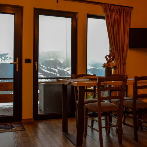 Apartament cu vedere spre munte cu 2 camere pentru 4 pers.