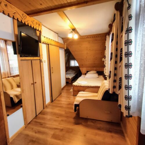 Camera cvadrupla cu baie lCD TV