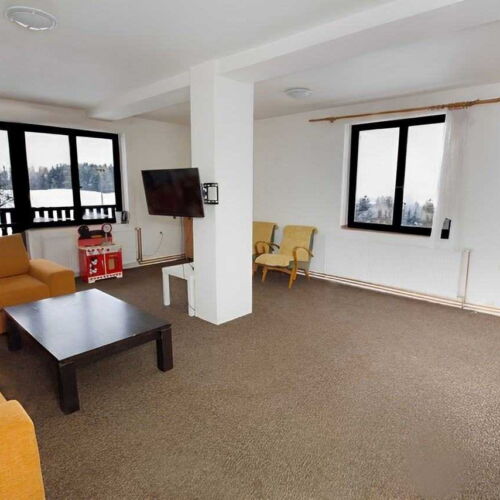 Chalupa (jako celek) se sprchou s privátní koupelnou mimo apartmán pro 16 os. (s možností přistýlky)