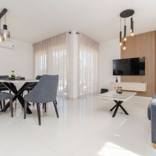 Apartament la parter cu aer condiționat cu 3 camere pentru 6 pers.