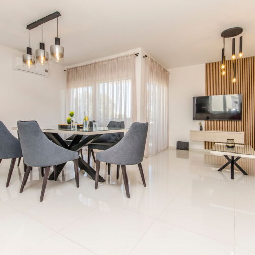 Apartament la etaj cu aer condiționat cu 3 camere pentru 6 pers.