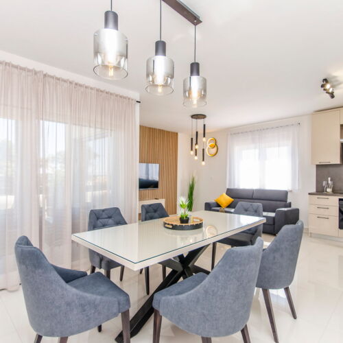 Apartament cu aer condiționat cu vedere spre mare cu 3 camere pentru 6 pers.