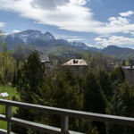 Dreibettzimmer mit Balkon und Aussicht auf die Berge