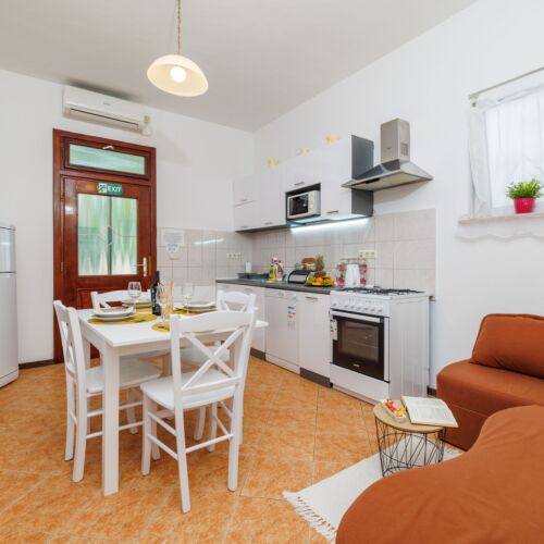 Apartament la parter cu vedere spre grădină cu 2 camere pentru 3 pers.