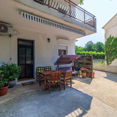 Apartament la parter cu vedere spre grădină cu 2 camere pentru 3 pers.