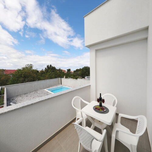 Apartament la parter cu aer condiționat cu 2 camere pentru 4 pers.