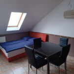 Apartament 4-osobowy na poddaszu z klimatyzacją z 1 pomieszczeniem sypialnianym (możliwa dostawka)
