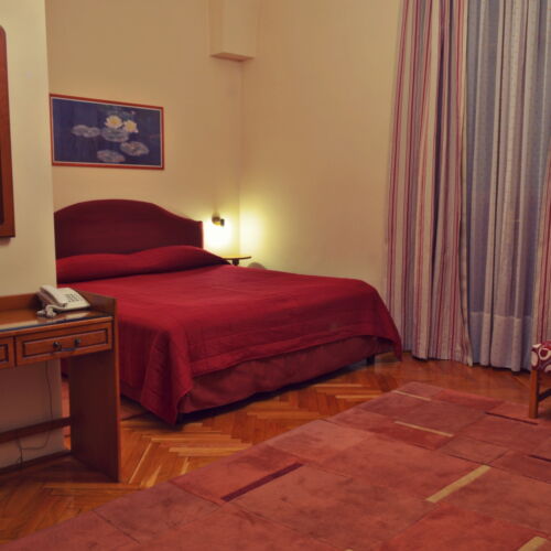 Camera tripla b