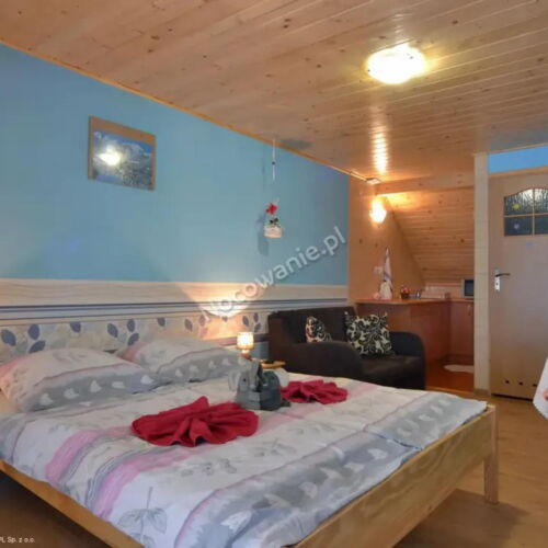 Apartament 2-osobowy na piętrze z łazienką z 1 pomieszczeniem sypialnianym (możliwa dostawka)