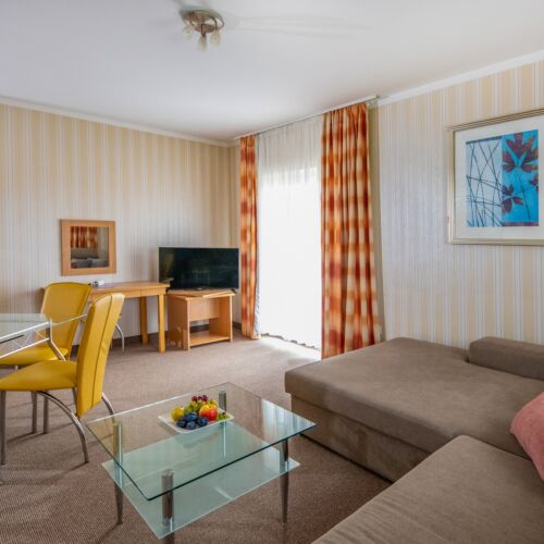 Upstairs 2-Room Apartment for 4 Persons