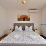 Apartmán s klimatizáciou s manželskou posteľou s 1 spálňou na poschodí
