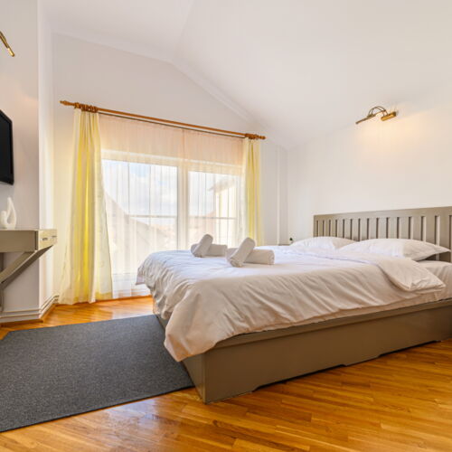 Camera dubla la etaj cu vedere spre oraș