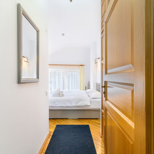 Camera dubla la etaj cu vedere spre munte