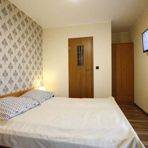 Pokoj s balkónem s manželskou postelí s výhledem na hory