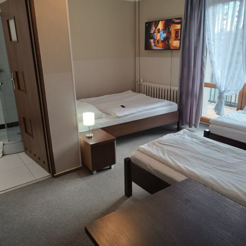 Camera cvadrupla cu balcon cu baie