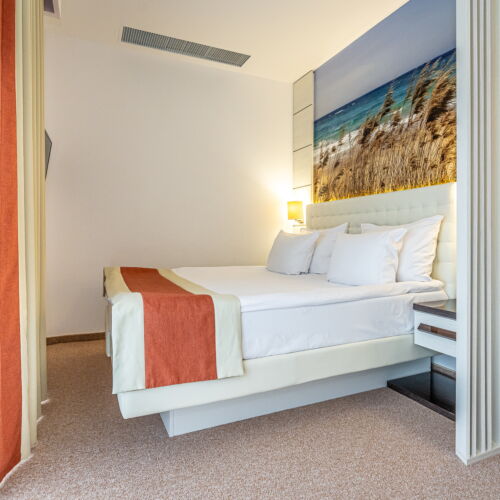 Camera dubla cu vedere spre oraș