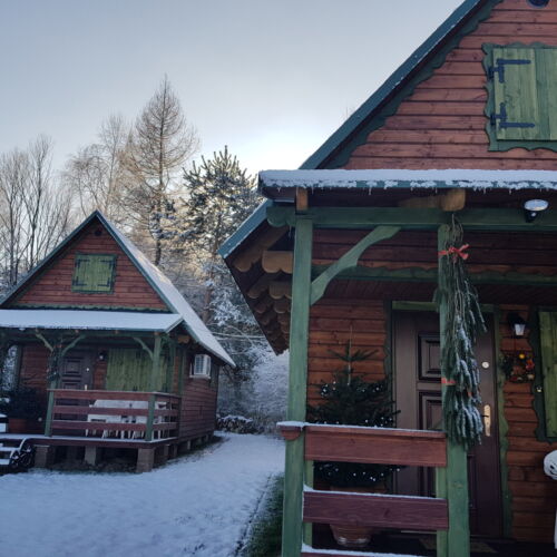 Domek drewniany 4-osobowy z łazienką z dostępem do ogrodu