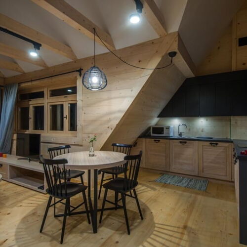 Apartament 4-osobowy z dostępem do ogrodu z widokiem na góry