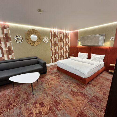 Camera dubla la etaj cu vedere spre curte