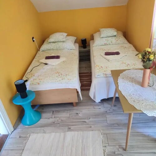 Domek letniskowy 6-osobowy z widokiem na las z widokiem na dziedziniec