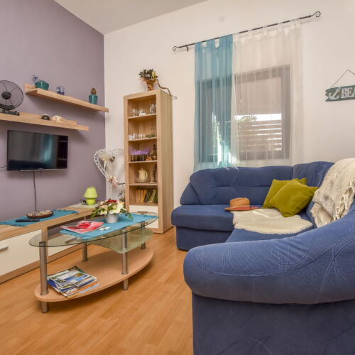Apartament la parter cu aer condiționat cu 2 camere pentru 4 pers.