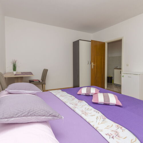 Apartman s klimatizací s manželskou postelí s 1 ložnicí na poschodí