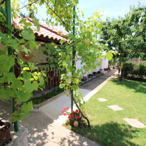 Apartament la parter cu vedere spre grădină cu 2 camere pentru 4 pers.