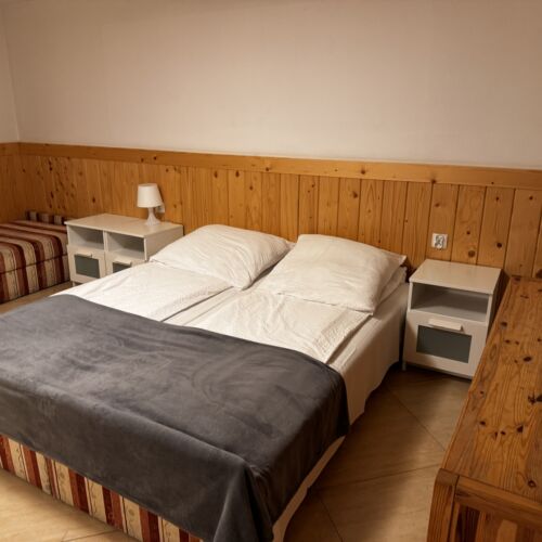 Pokój 4-osobowy z łazienką z dostępem do ogrodu