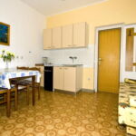Apartman s klimatizací pro 3 os. se 2 ložnicemi v přízemí