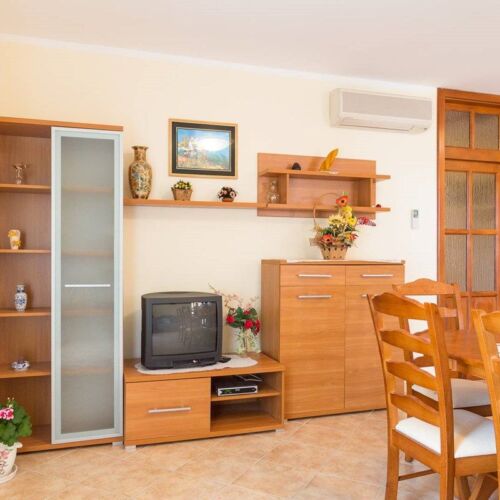 Apartament la etaj cu aer condiționat cu 2 camere pentru 4 pers.