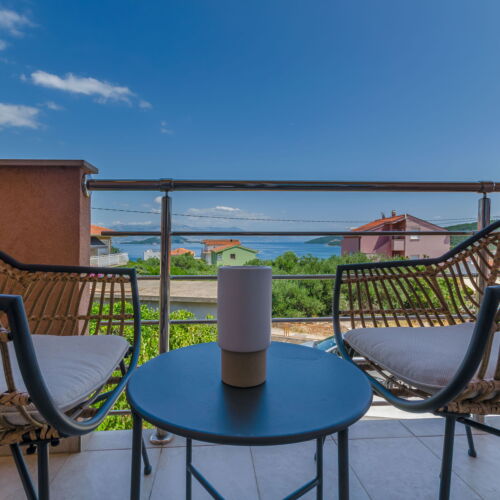 Apartament cu aer condiționat cu vedere spre mare cu 3 camere pentru 5 pers.