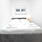 Apartman s klimatizací s balkónem s manželskou postelí s 1 ložnicí