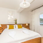 Zweibettzimmer mit Klimaanlage und Aussicht auf das Meer