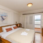 Zweibettzimmer mit Klimaanlage und Aussicht auf das Meer