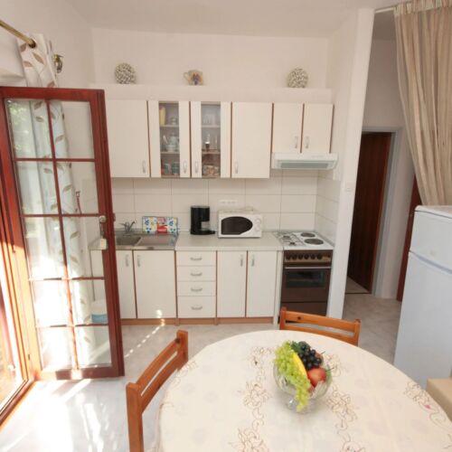 Apartament 5-osobowy z klimatyzacją na parterze z 3 pomieszczeniami sypialnianymi