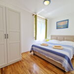 Apartman s klimatizací pro 5 os. se 3 ložnicemi v přízemí