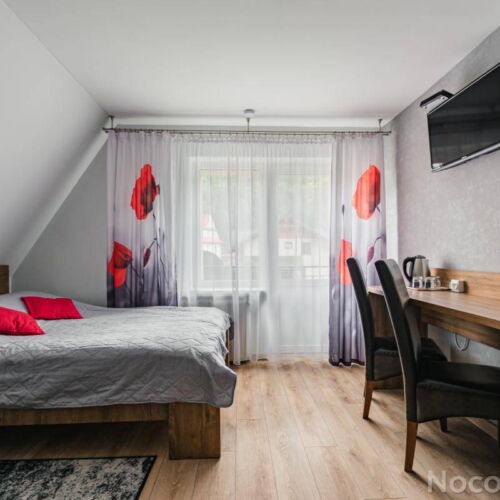 Camera cvadrupla cu balcon cu vedere spre munte