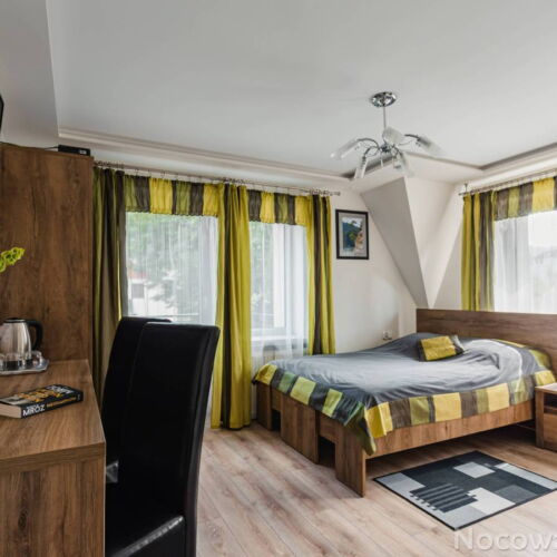 Camera dubla cu balcon cu vedere spre munte